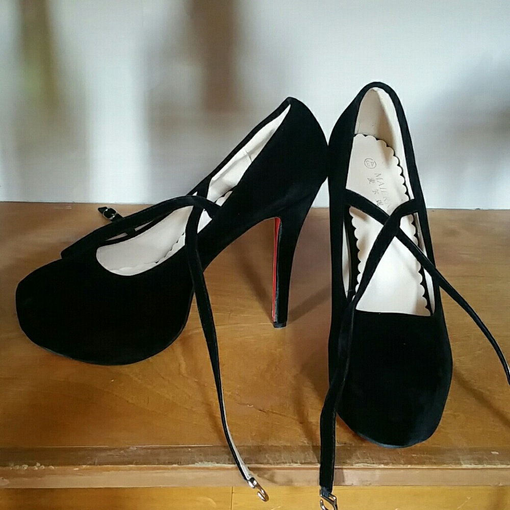 Size 10 black velvet pumps